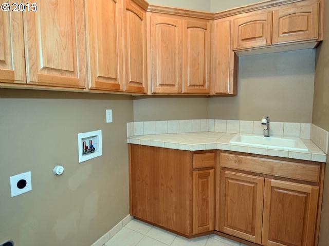 856 Northwest Angel Heights Road Stevenson, WA 98648 - Photo 8 of 16 Laundry