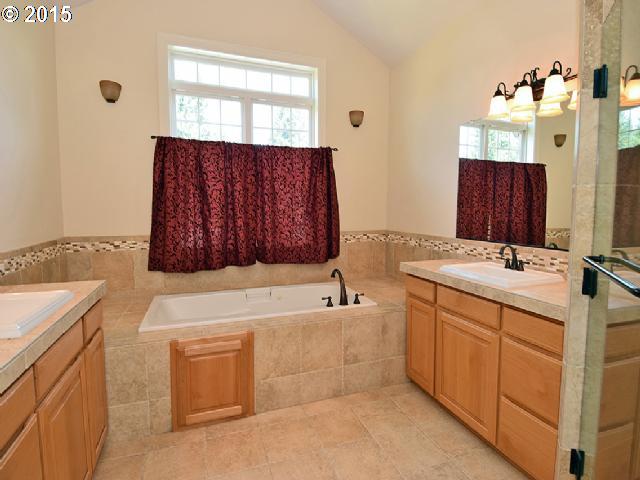 856 Northwest Angel Heights Road Stevenson, WA 98648 - Photo 10 of 16 Bathroom, Attached