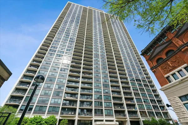 $899,000 | 1560 North Sandburg Terrace, Unit 43014303, Chicago, IL 60610