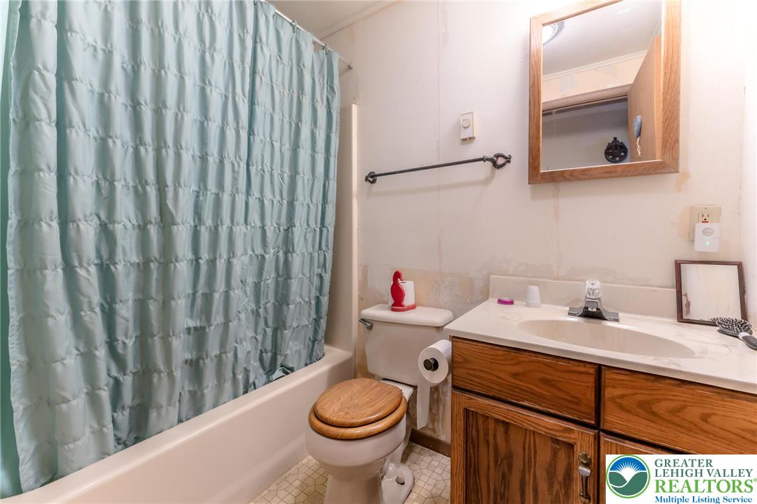 415 White Oak Road Lehighton, PA 18235 - Photo 26 of 50 Full Bathroom #1