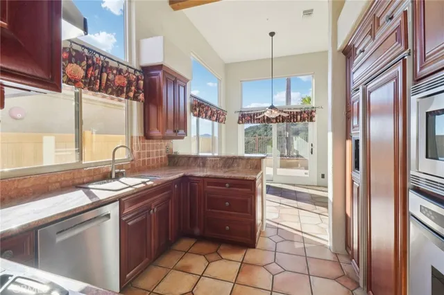 $1,100,000 | 2183 View Crest Glen, Escondido, CA 92026