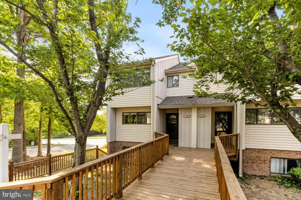 a view of a house with backyard and tree
