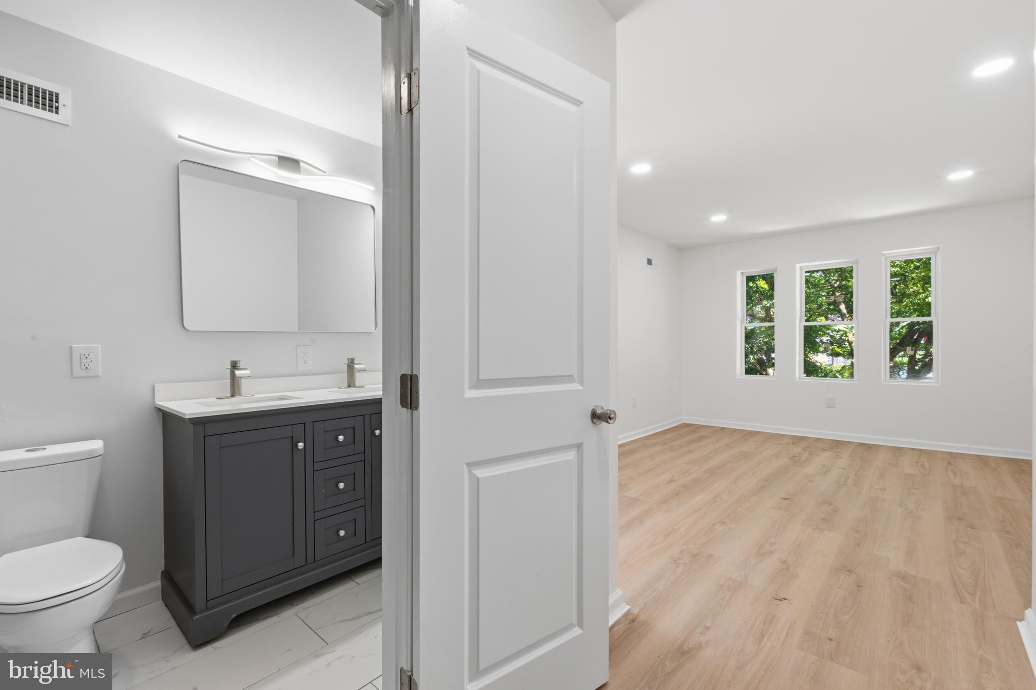 83 West Sharpnack Street Philadelphia, PA 19119 - Photo 15 of 38