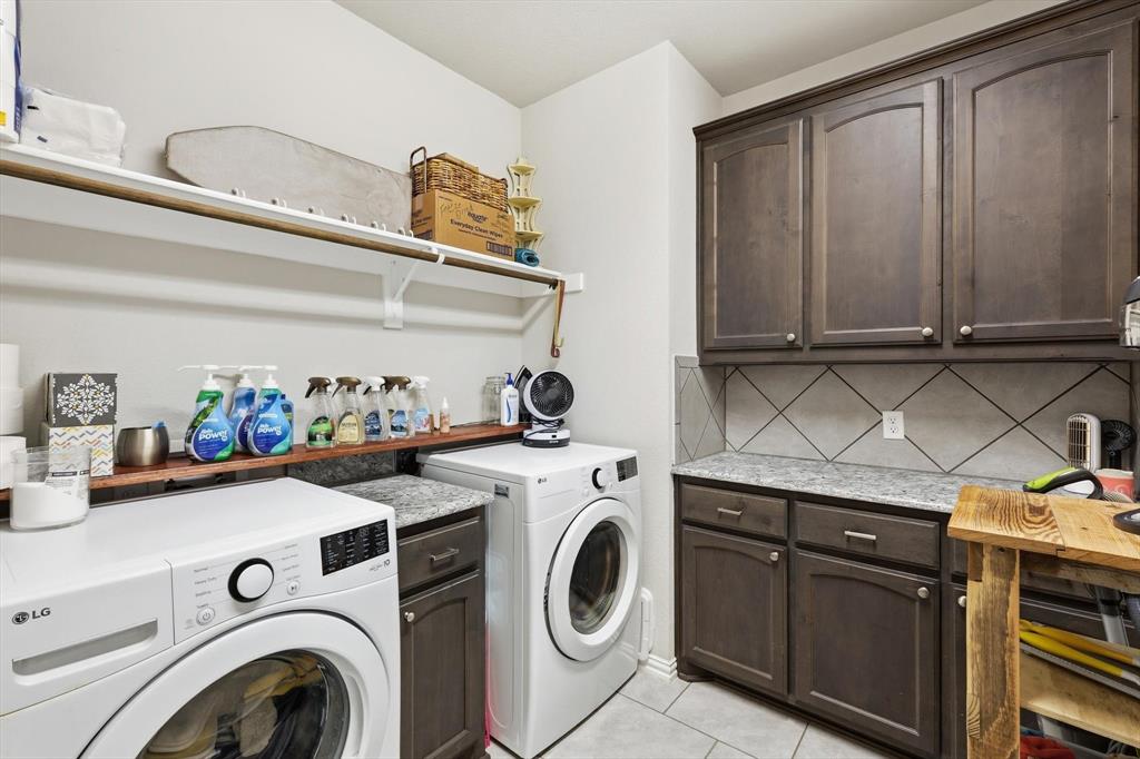 113 Heather Lane Decatur, TX 76234 - Photo 15 of 32 a utility room with dryer and washer