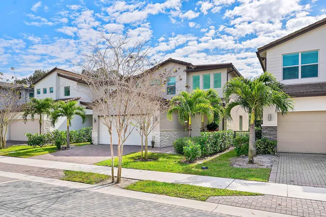 $999,999 | 4310 Buttonwood Drive, Delray Beach, FL 33445