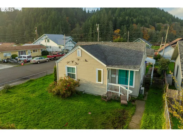 a view of a house with a yard