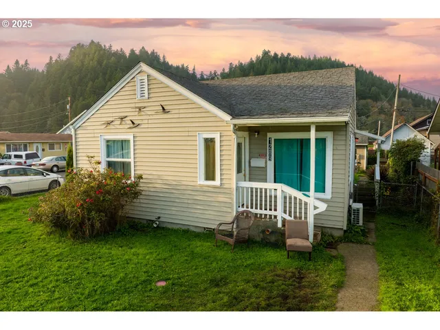 a view of a house with backyard