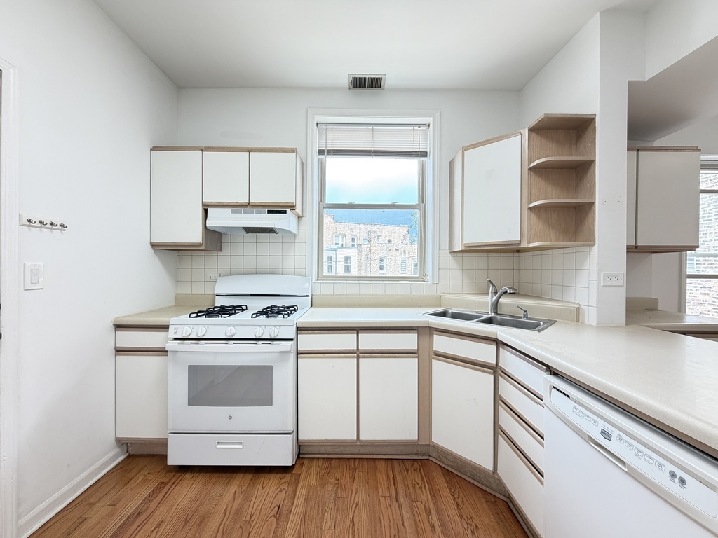 5783 North Ridge Avenue, Unit 2 Chicago, IL 60660 - Photo 4 of 20 Gallery Image 4