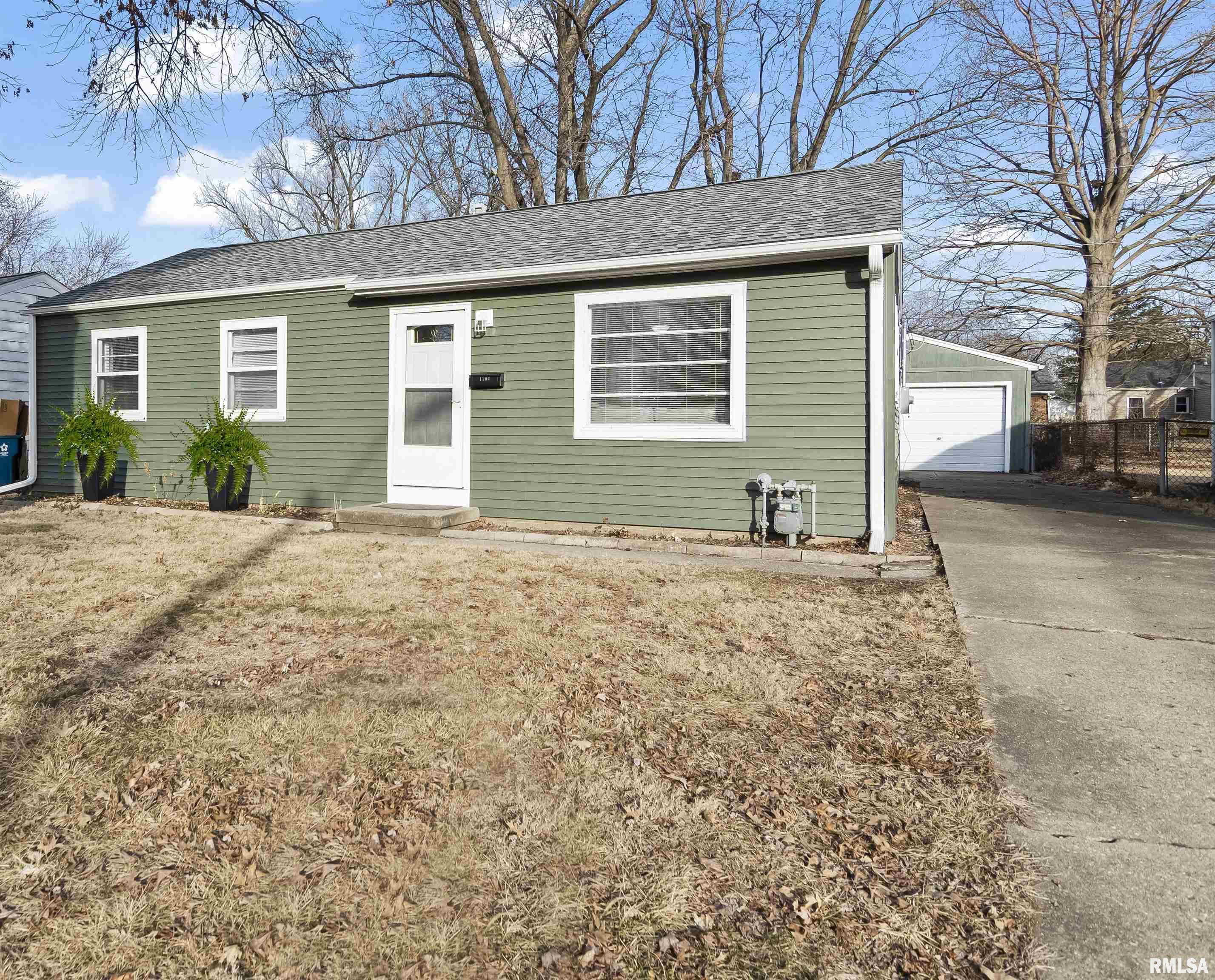 1104 Johnson Lane Springfield, IL 62702 - Photo 2 of 68