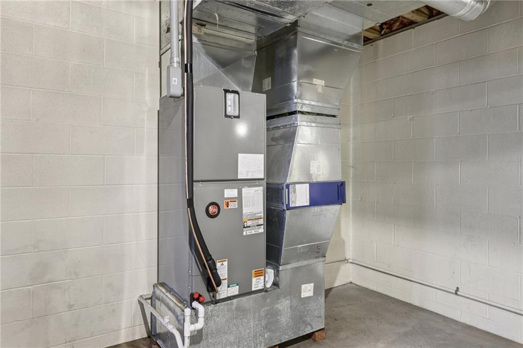 2210 Skyhill Road Edinburg, PA 16116 - Photo 30 of 49 a bathroom with a shower