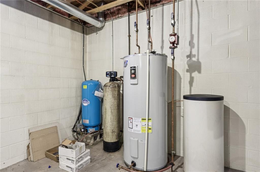 2210 Skyhill Road Edinburg, PA 16116 - Photo 31 of 49 a bathroom with a shower