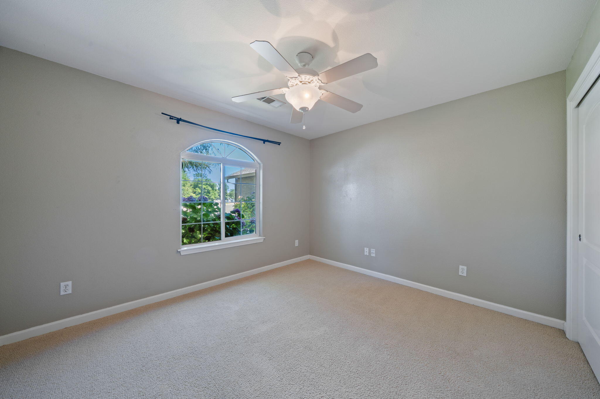 3790 Indio Way Redding, CA 96002 - Photo 24 of 51 Guest Room 1