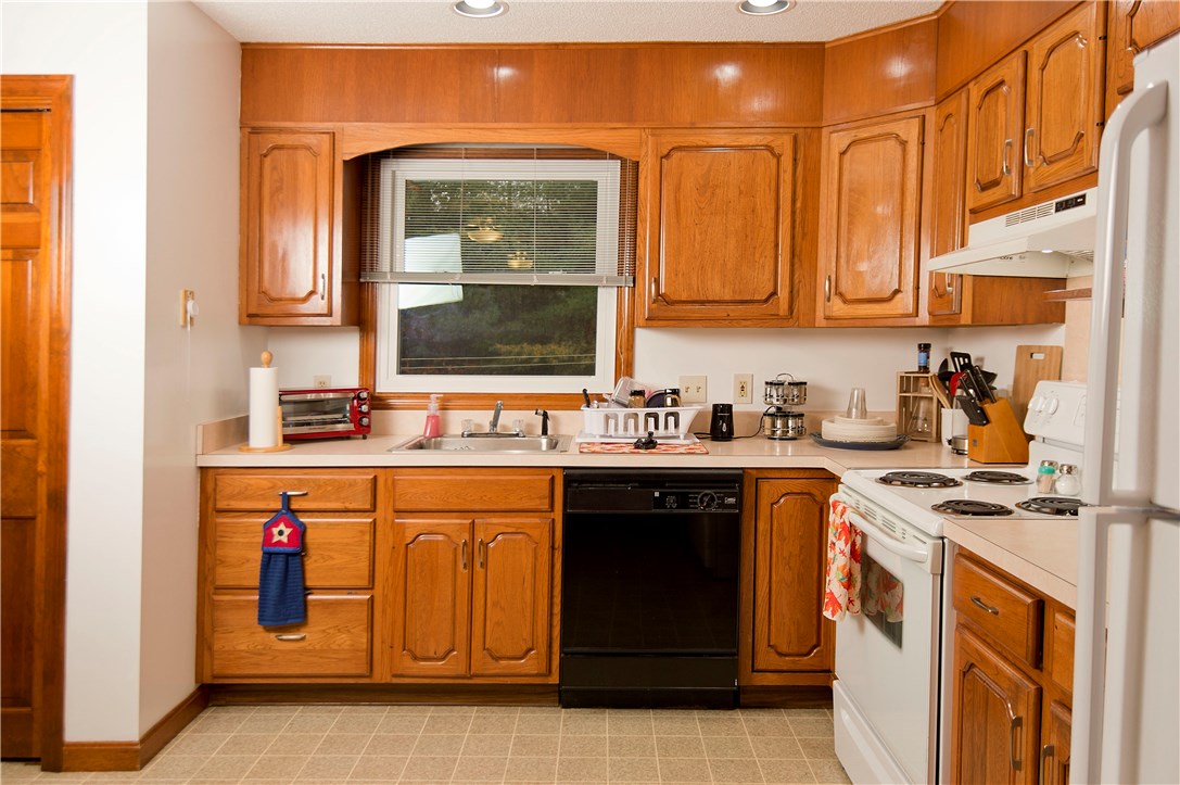 35 Rockridge Road Westerly, RI 02891 - Photo 34 of 40 IN LAW kitchen / dining area