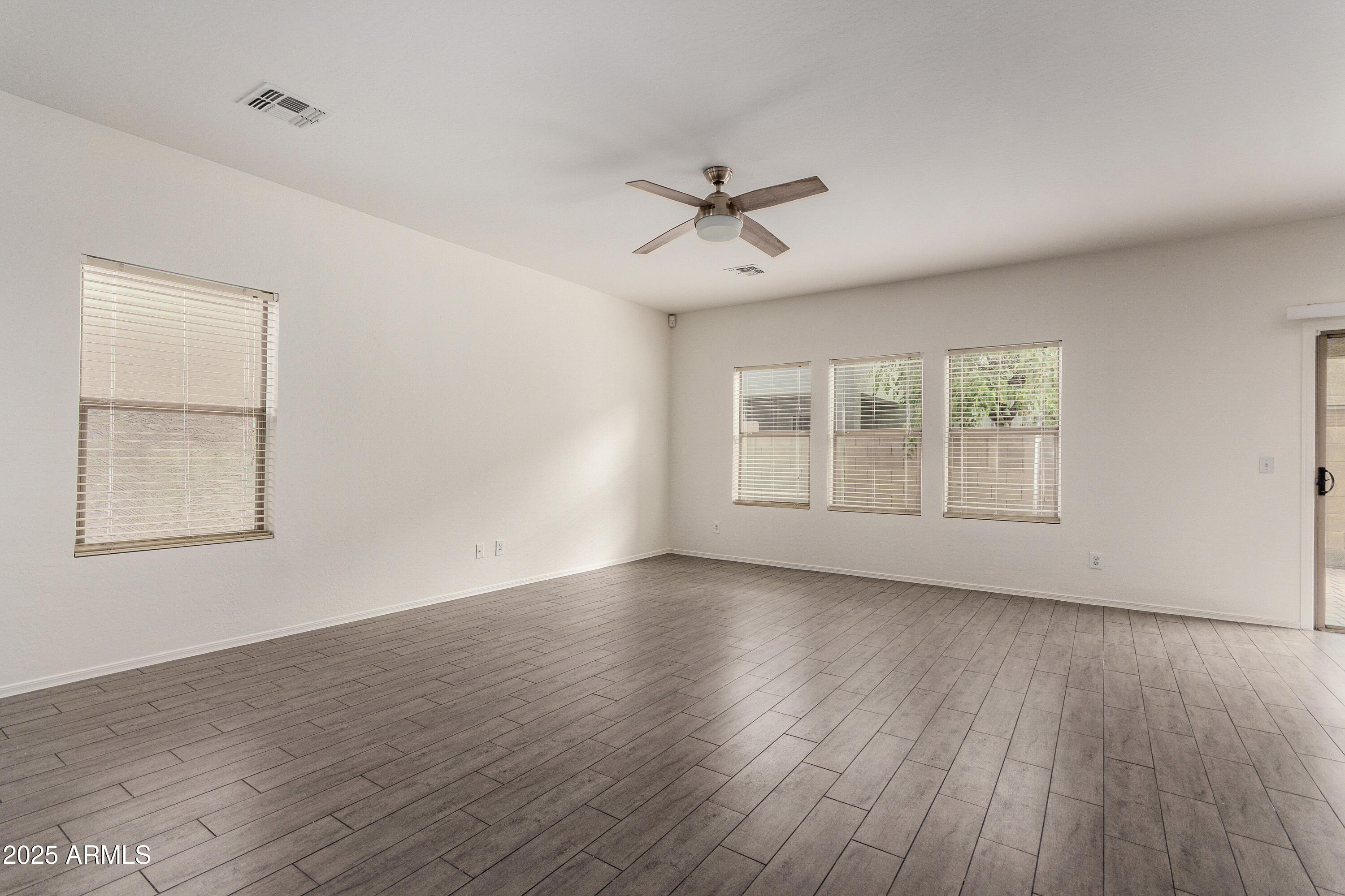 9433 West Jamestown Road Phoenix, AZ 85037 - Photo 10 of 43 11 Jamestown
