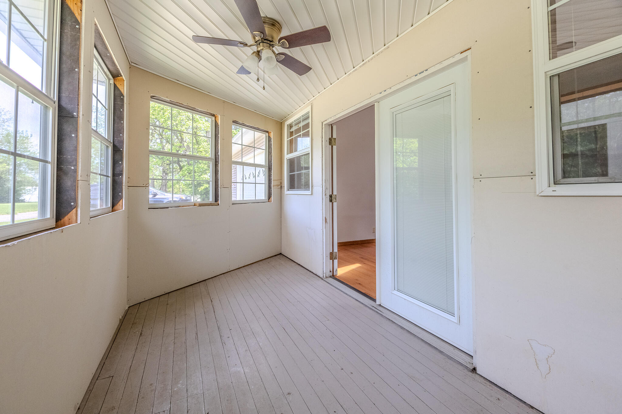 537 West Talmage Street Springfield, MO 65803 - Photo 26 of 72 Sunroom off primary bedroom