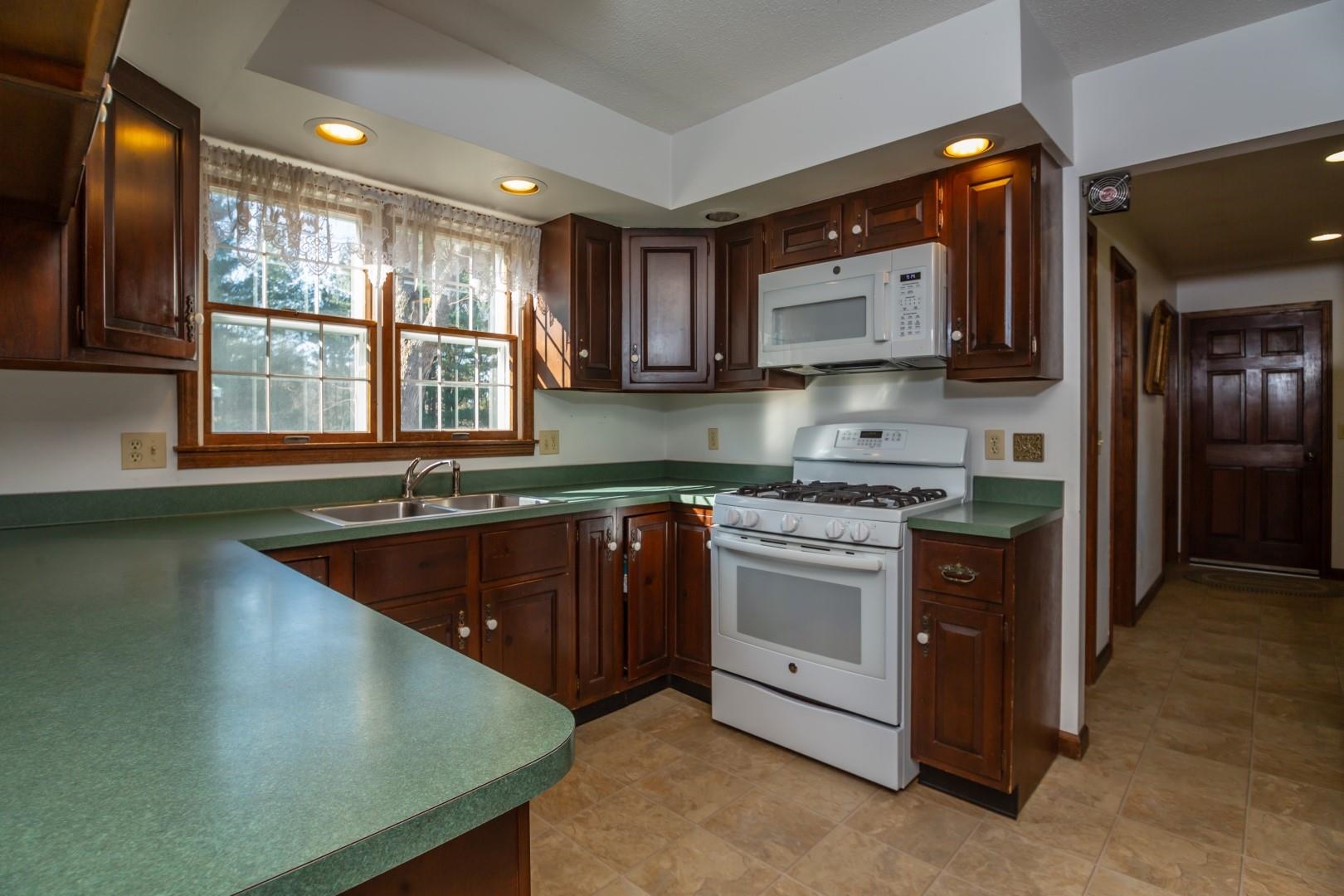 418 Barstow Road Shelburne, VT 05482 - Photo 8 of 40