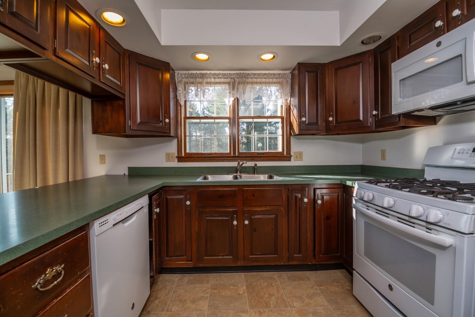 418 Barstow Road Shelburne, VT 05482 - Photo 9 of 40