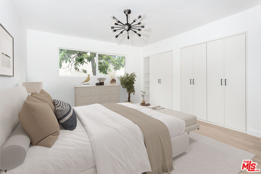560 Kings Road, Unit 4 Los Angeles, CA 90048 - Photo 5 of 10 a bedroom with a large bed and a window