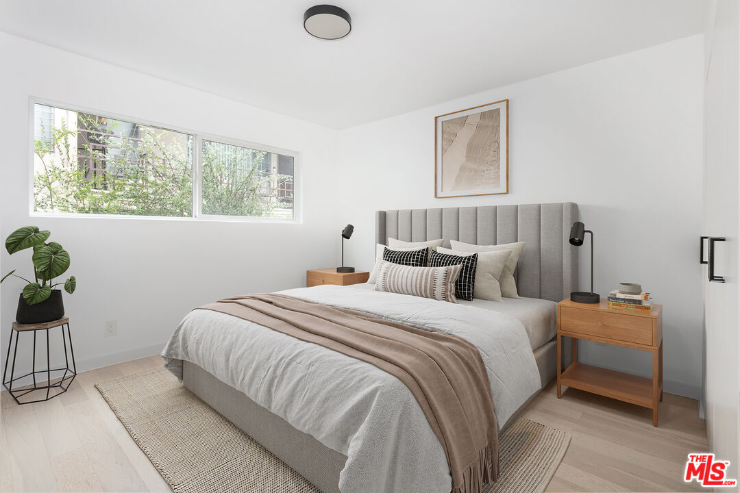560 Kings Road, Unit 4 Los Angeles, CA 90048 - Photo 7 of 10 a bedroom with a bed and a window