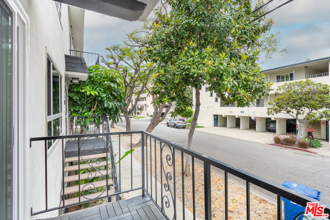 560 Kings Road, Unit 4 Los Angeles, CA 90048 - Photo 9 of 10 a view of a house with brick walls