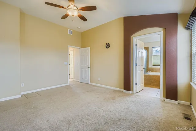 a view of empty room with a ceiling fan