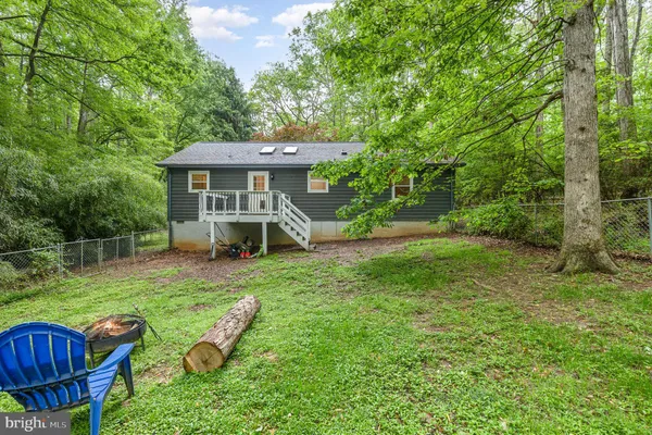 a view of a house with backyard