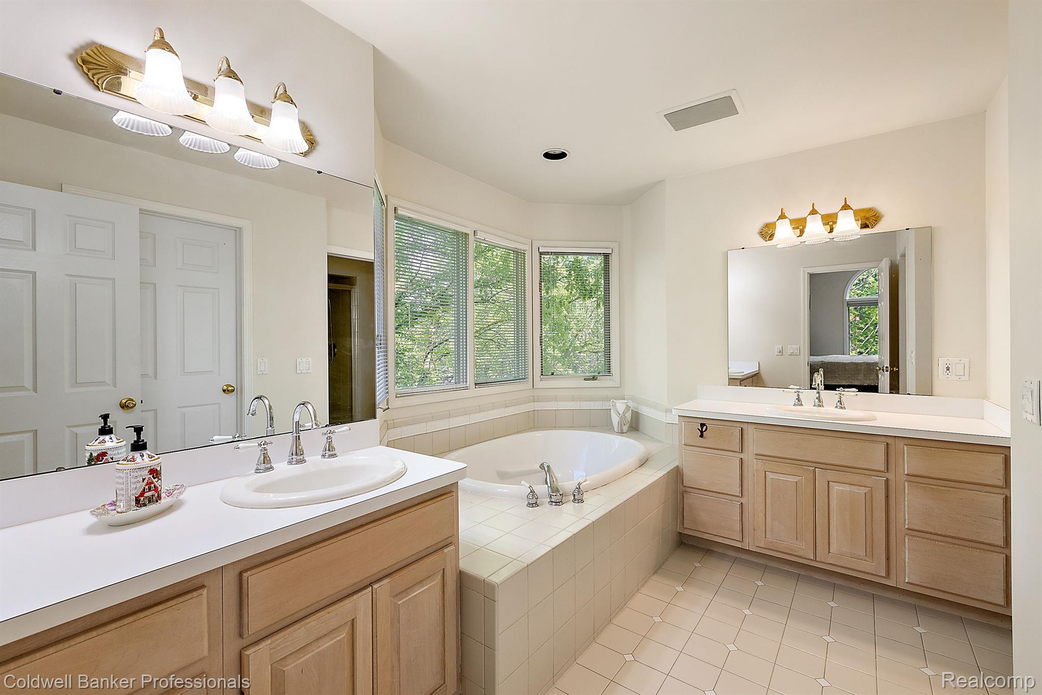 276 East Gunn Road Rochester, MI 48306 - Photo 36 of 53 Gallery Image 36