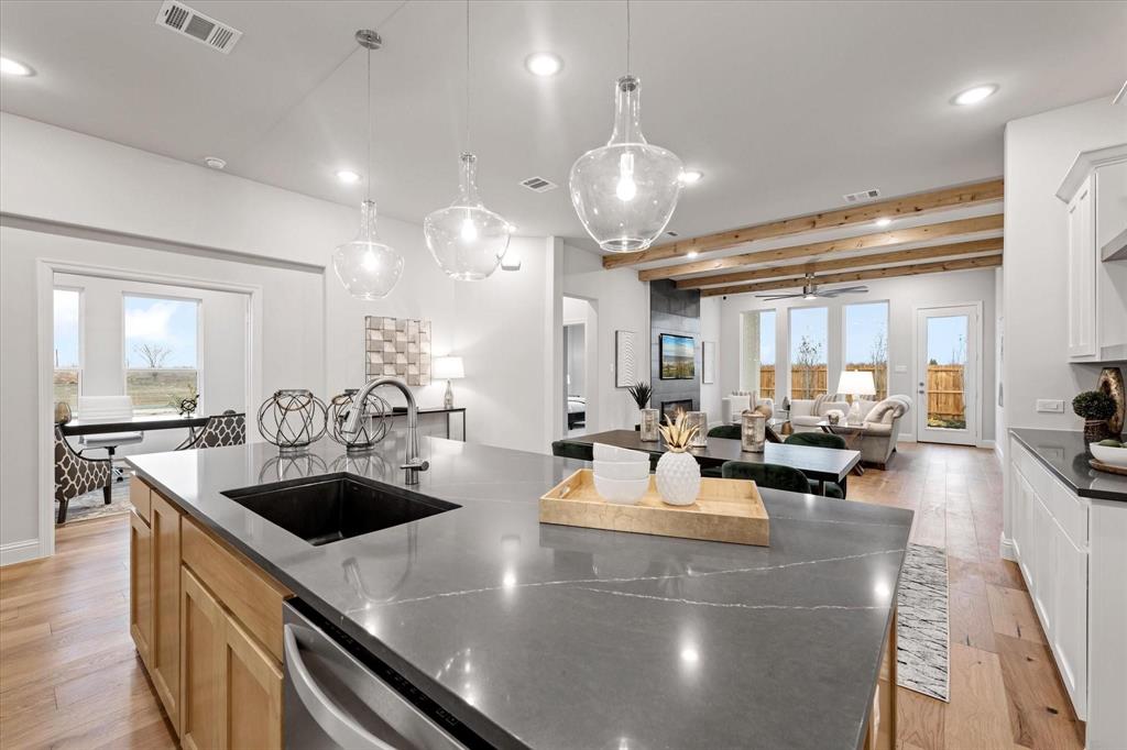 1009 Chandler Road Denton, TX 76207 - Photo 3 of 34