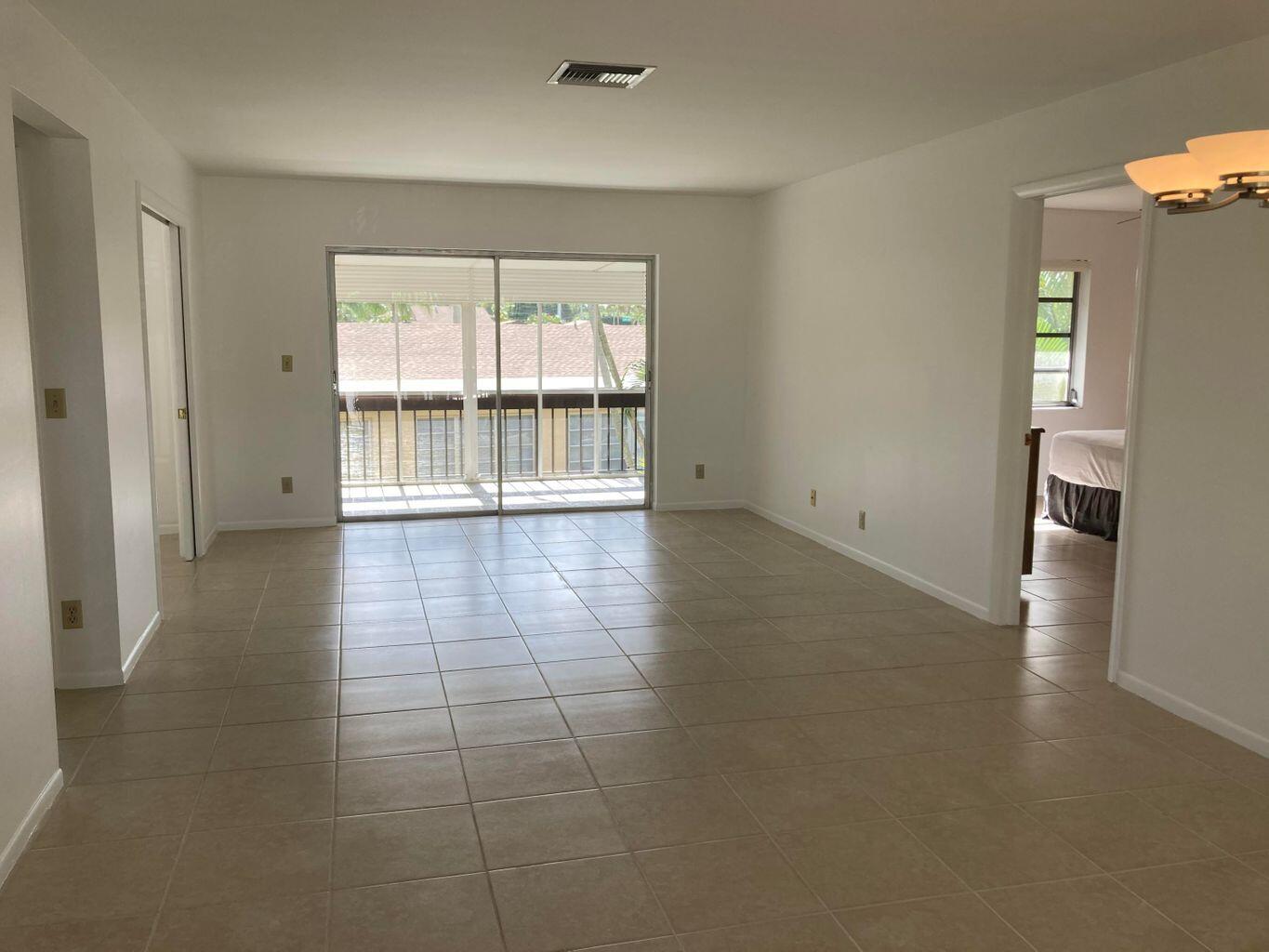 13777 Via Aurora, Unit B Delray Beach, FL 33484 - Photo 4 of 18 Living Area