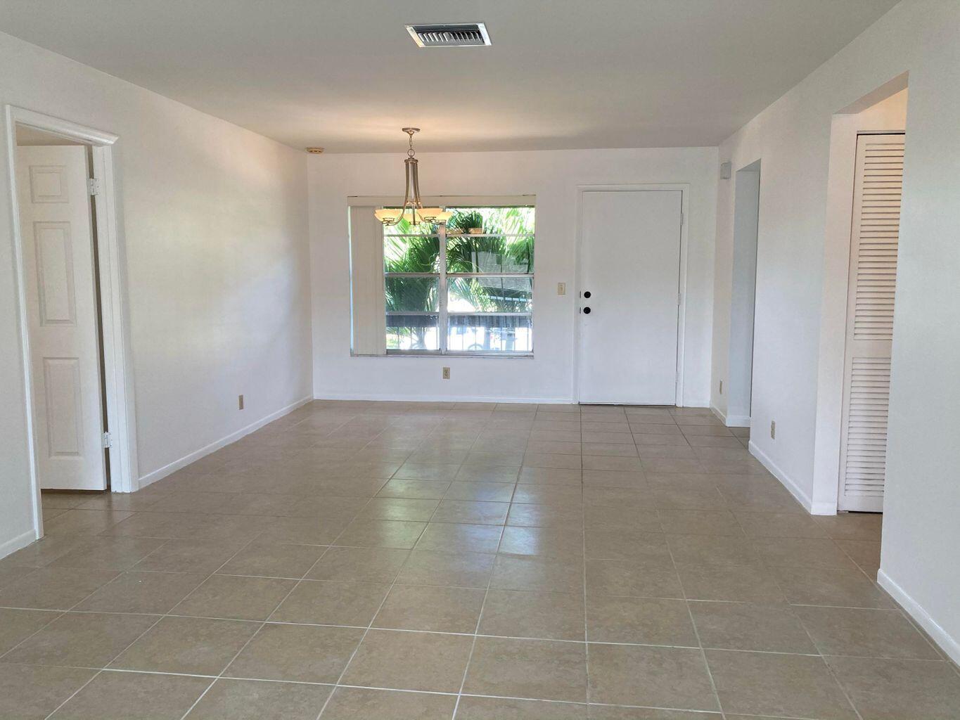13777 Via Aurora, Unit B Delray Beach, FL 33484 - Photo 5 of 18 Living Area