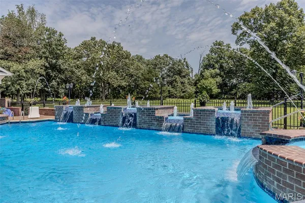 $2,895,000 | 345 Coach Road, Lebanon, MO 65536