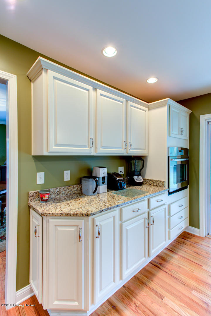 2204 Merrick Road Louisville, KY 40207 - Photo 10 of 34 Granite counter tops/ dual pantries!