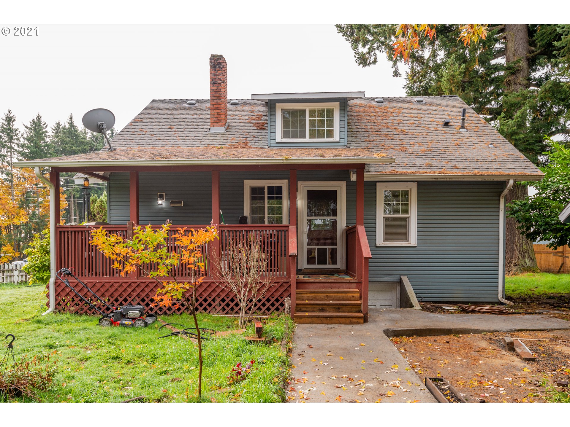 84832 Edenvale Road Pleasant Hill, OR 97455 - Photo 1 of 32 a front view of a house with garden