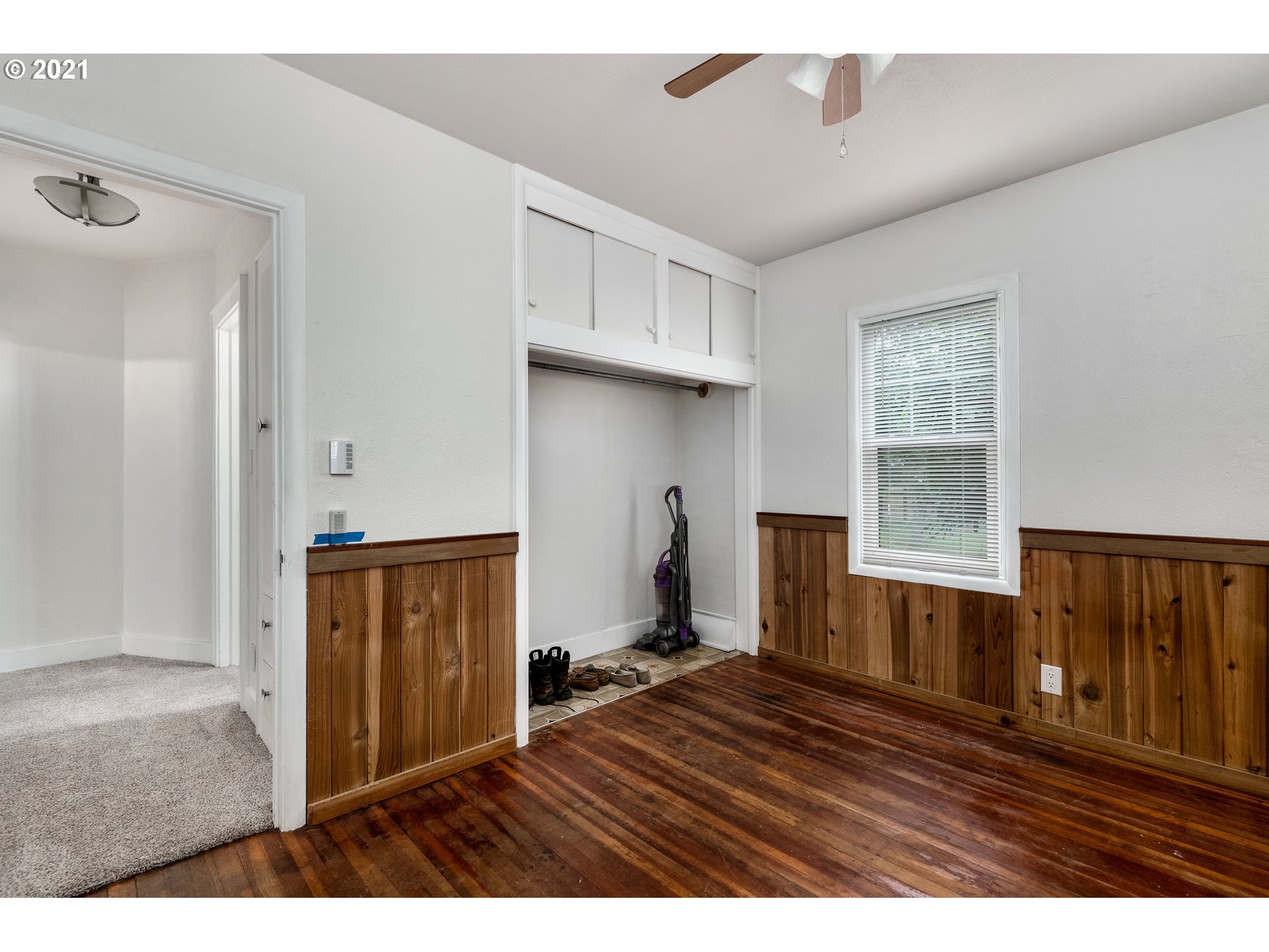 84832 Edenvale Road Pleasant Hill, OR 97455 - Photo 11 of 32 a bedroom with wooden floor and a window