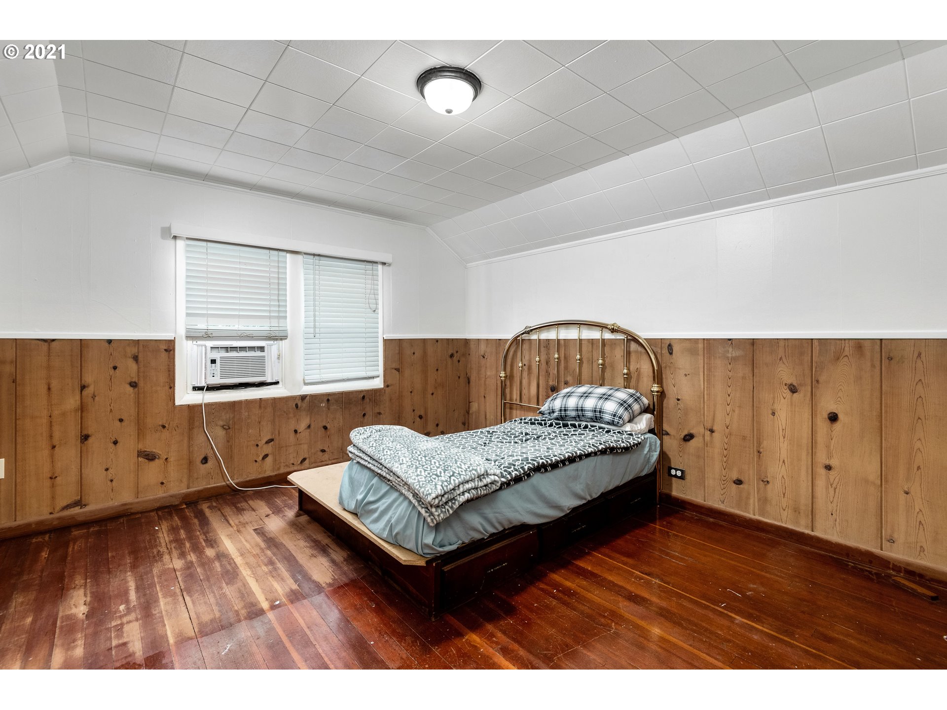 84832 Edenvale Road Pleasant Hill, OR 97455 - Photo 12 of 32 a bedroom with a bed and a night stand with wooden floor