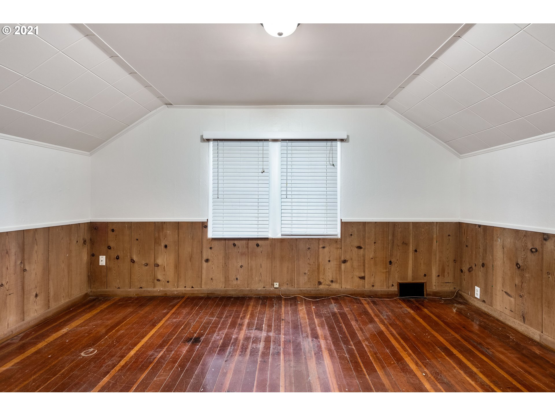 84832 Edenvale Road Pleasant Hill, OR 97455 - Photo 13 of 32 view of room with wooden floor