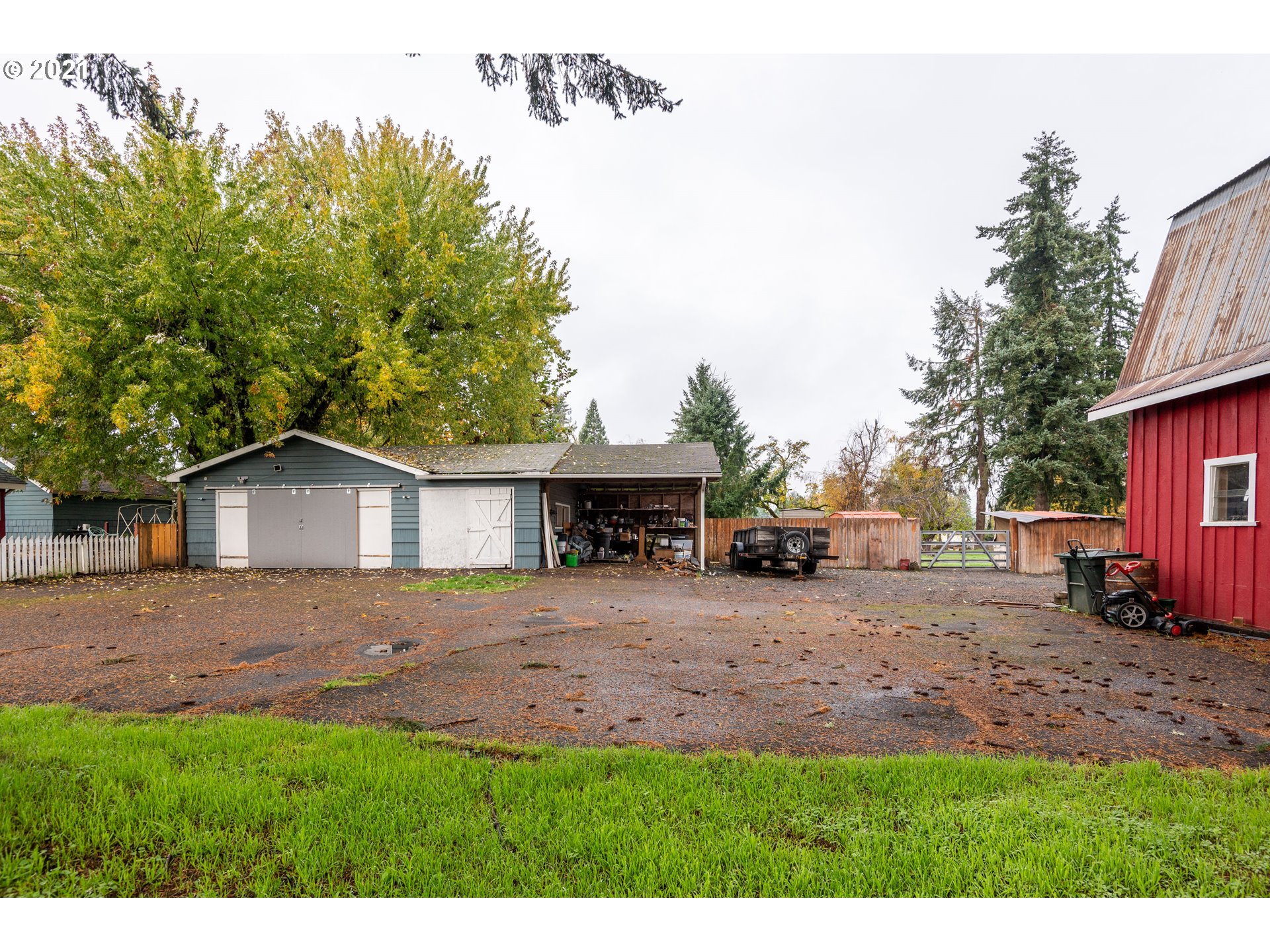 84832 Edenvale Road Pleasant Hill, OR 97455 - Photo 18 of 32 a view of a yard with a house