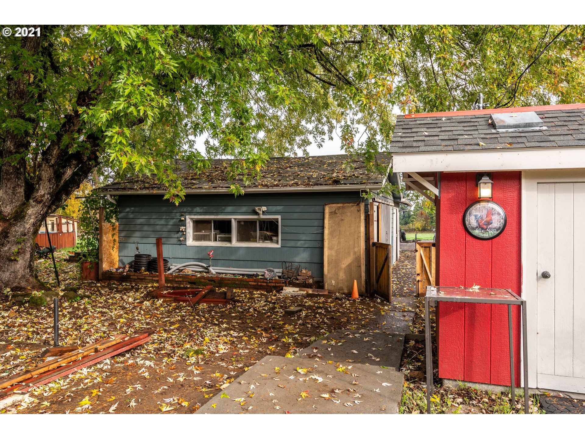 84832 Edenvale Road Pleasant Hill, OR 97455 - Photo 19 of 32 a front view of a house with a garden