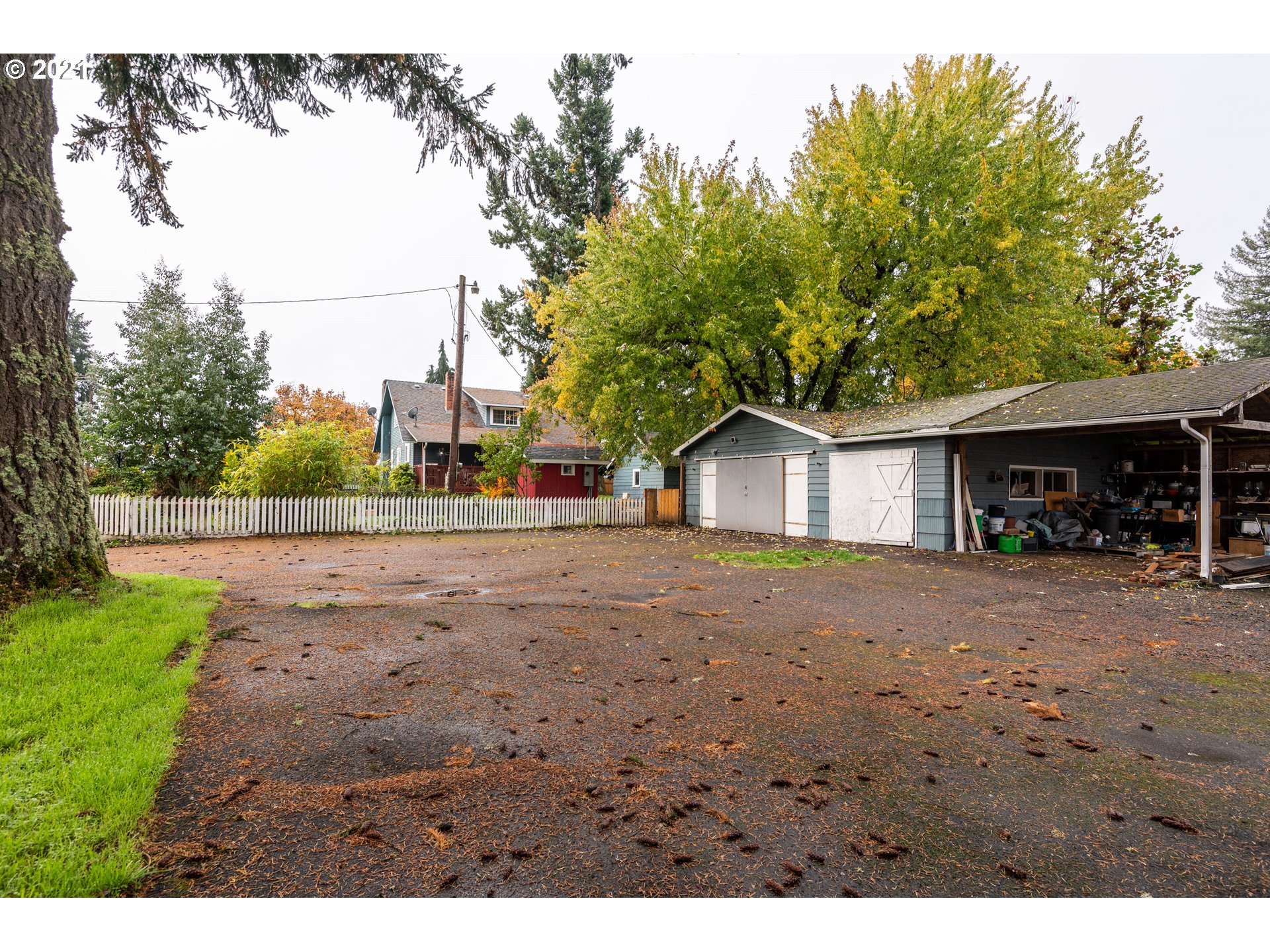 84832 Edenvale Road Pleasant Hill, OR 97455 - Photo 26 of 32 a view of a house with a yard and tree