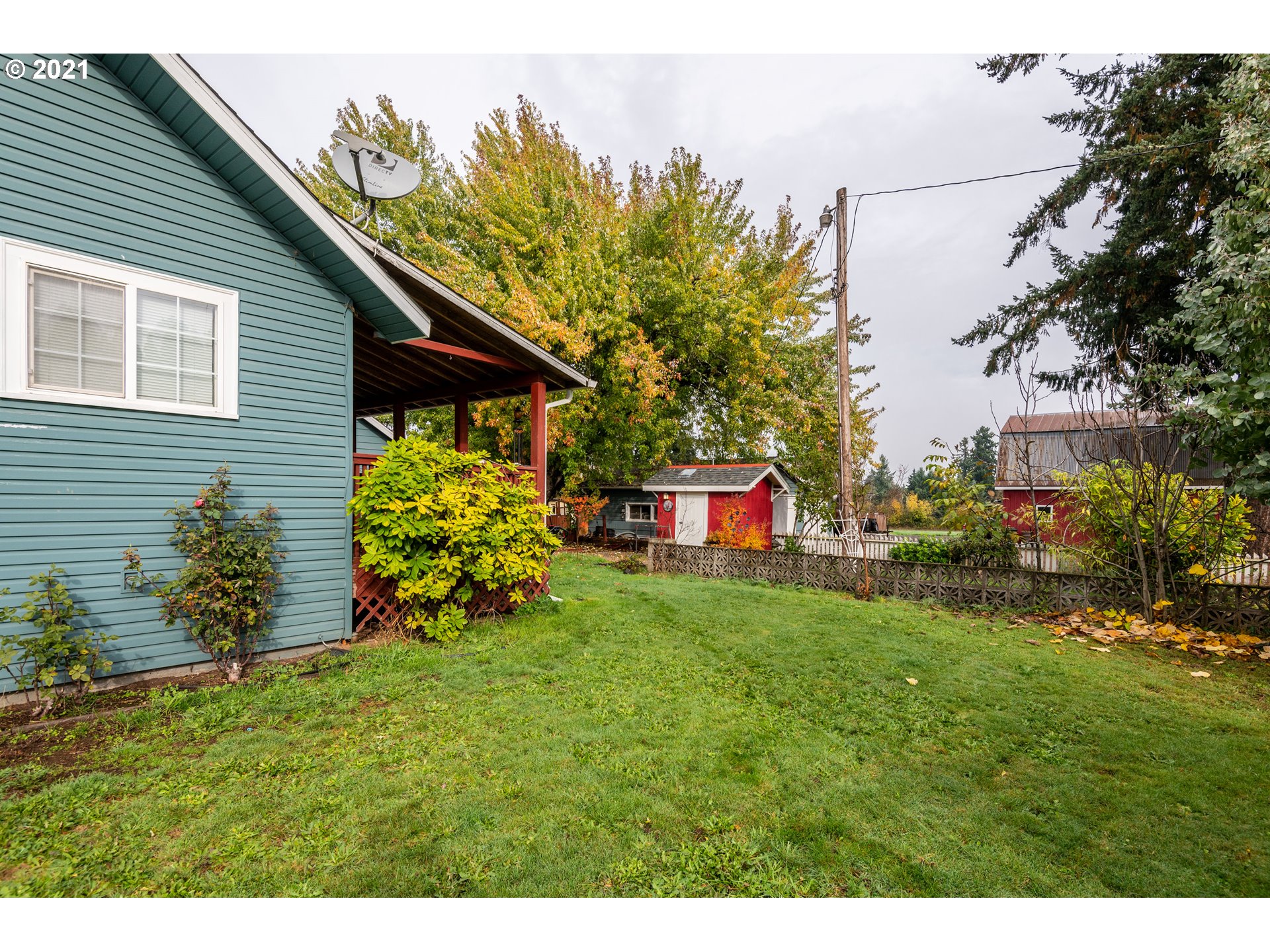 84832 Edenvale Road Pleasant Hill, OR 97455 - Photo 28 of 32 a backyard of a house with lots of green space