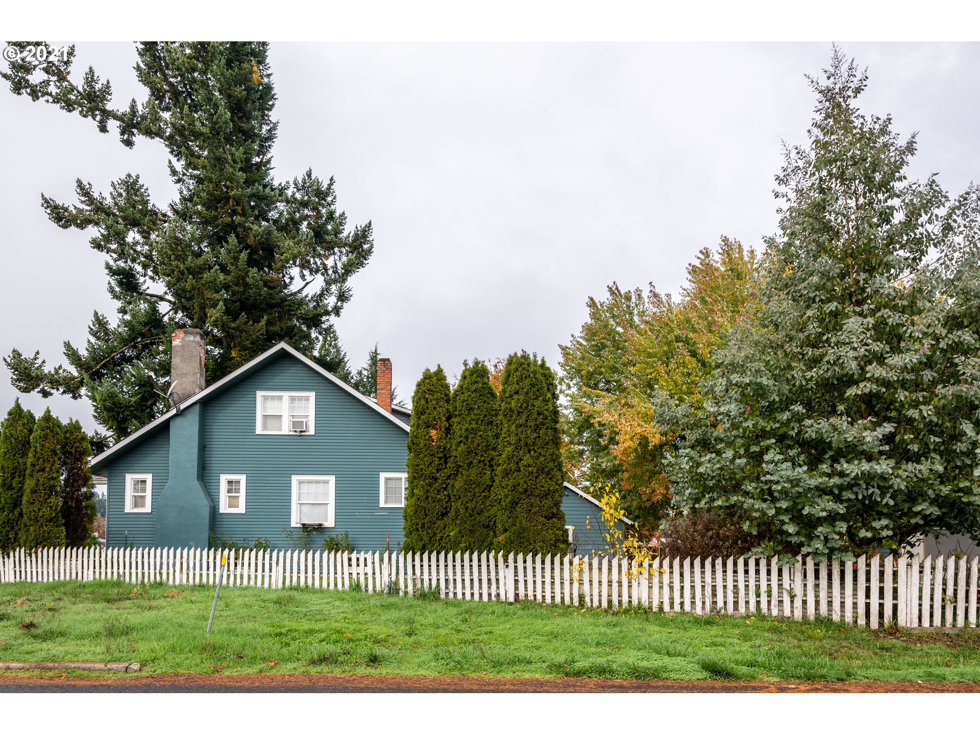 84832 Edenvale Road Pleasant Hill, OR 97455 - Photo 29 of 32 a front view of a house with a garden