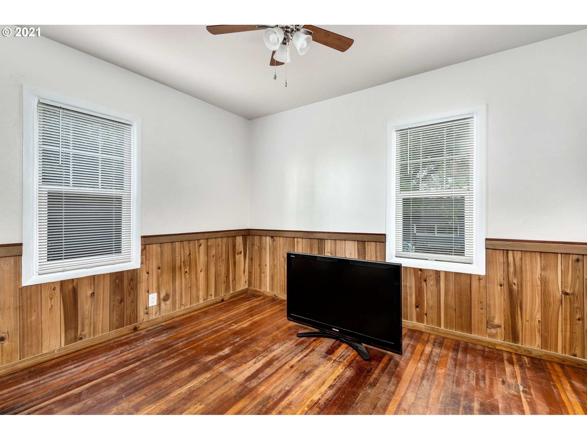 84832 Edenvale Road Pleasant Hill, OR 97455 - Photo 10 of 32 a view of empty room with wooden floor and fan