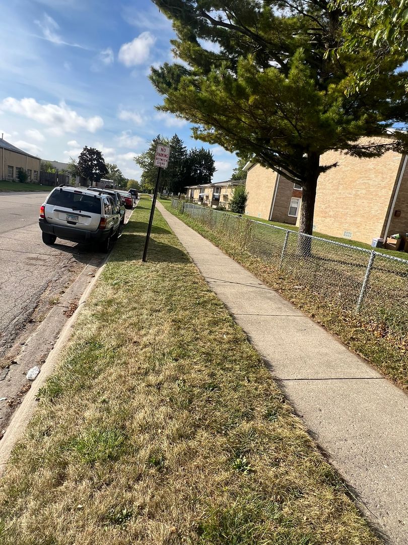 2204 Hebron Avenue, Unit B Zion, IL 60099 - Photo 11 of 13 a view of outdoor space with garden