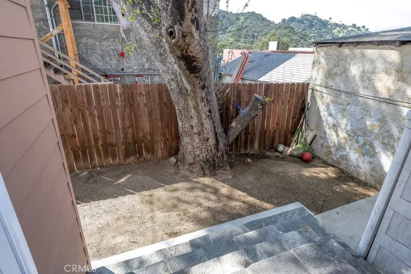 a view of a backyard