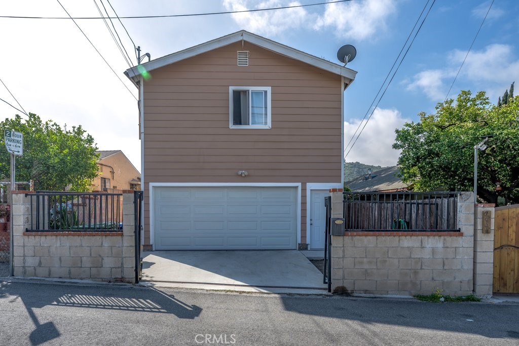 6834 Quinton Lane Tujunga, CA 91042 - Photo 2 of 22 a view of a house