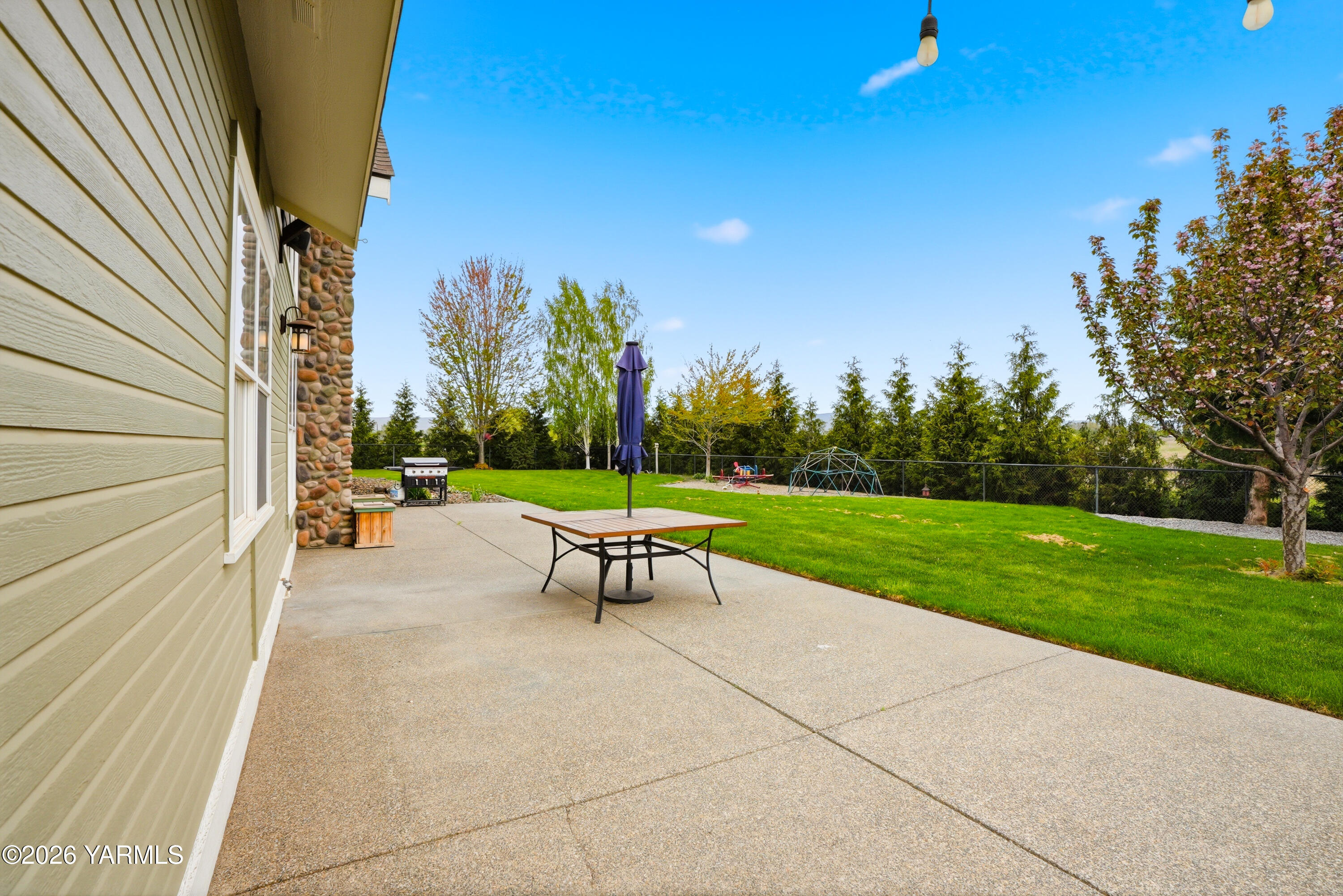230 Albro Road Sunnyside, WA 98944 - Photo 36 of 46 a park with bench and trees