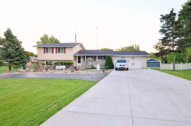 8228 Barden Road Davison, MI 48423 - Photo 1 of 36 21176473.JPG