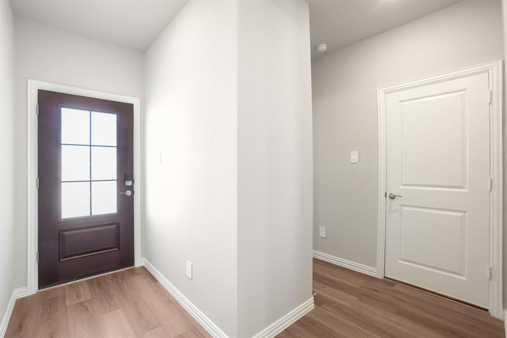 822 Sunflower Road Lavon, TX 75166 - Photo 4 of 38 an empty room with windows and closet