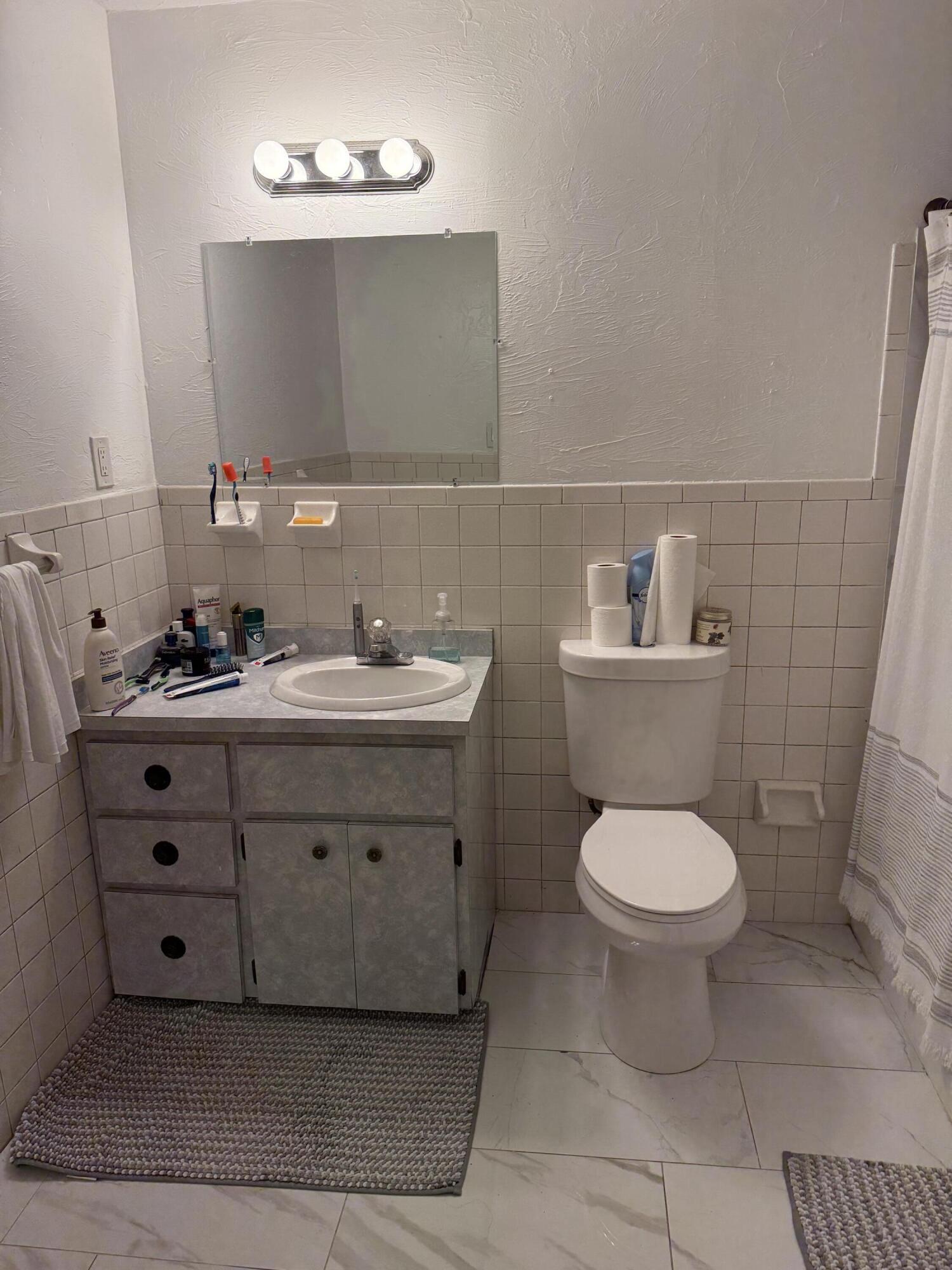 3301 Duck Avenue, Unit D Key West, FL 33040 - Photo 6 of 6 3301-bath