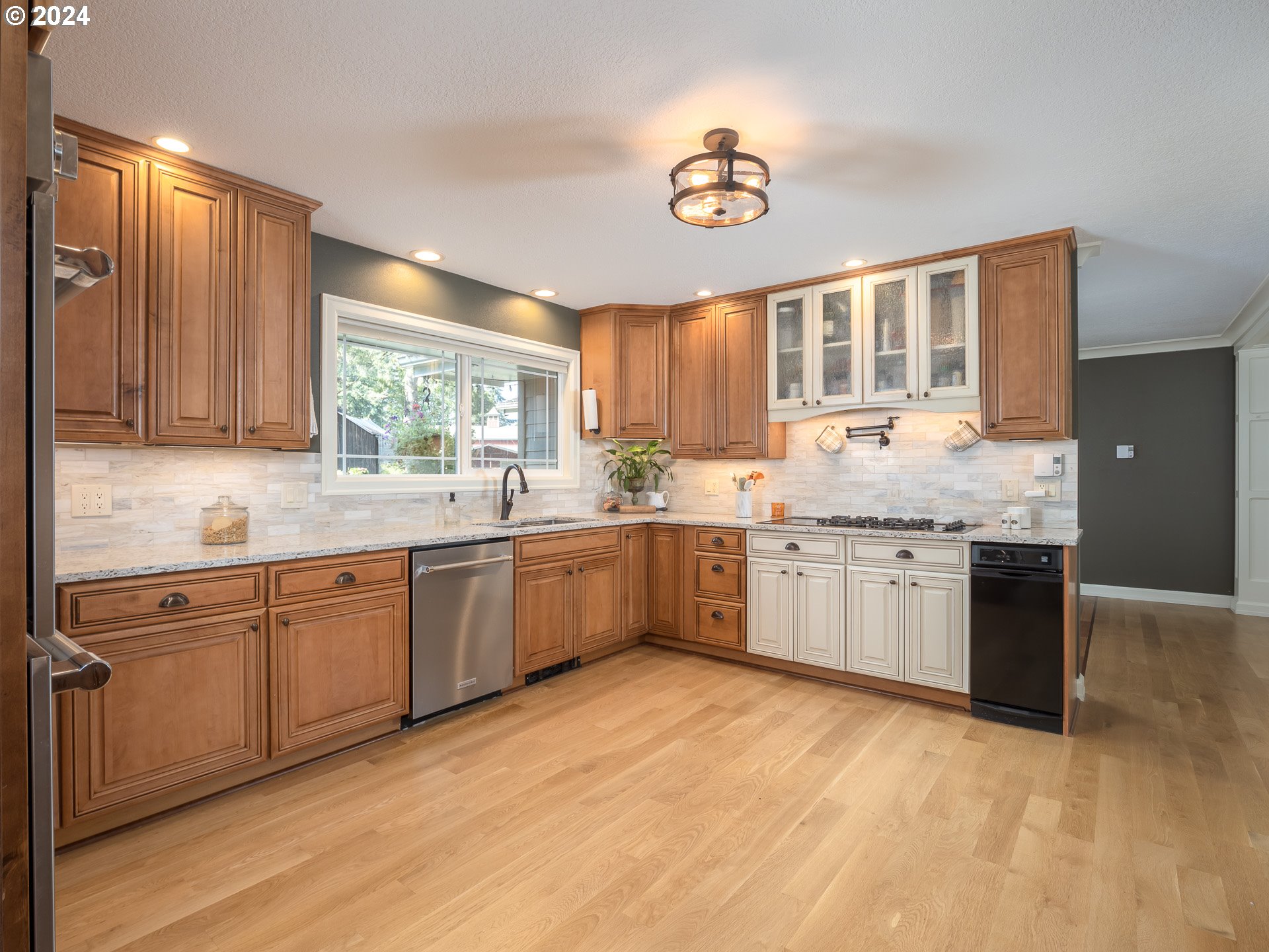 25200 Southwest McConnell Road Sherwood, OR 97140 - Photo 10 of 48 Kitchen